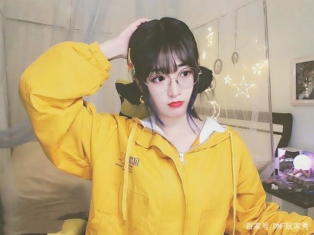 地下城私服第一红眼18圣耀短剑搭配红16装备，站街力量达到8800